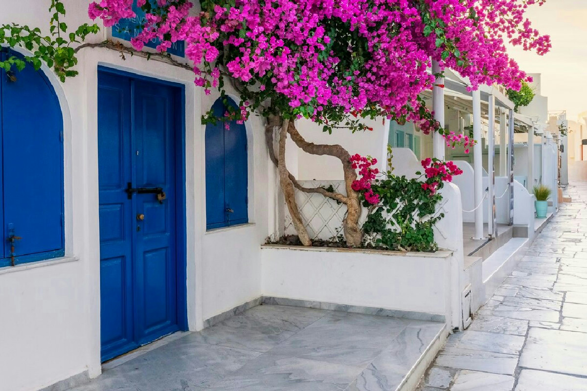 Santorini tra borghi autentici, percorsi suggestivi e paesaggi mozzafiato da scoprire